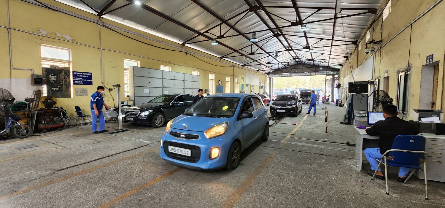Các Đăng kiểm viên đang kiểm định xe tại TT ĐK thuộc Cục ĐKVN