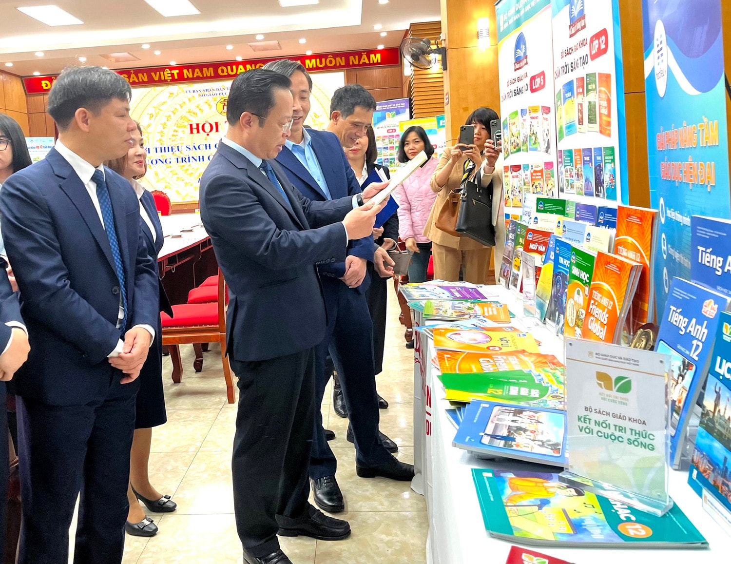 Hà Nội: Hơn 55.000 giáo viên hoàn thành tập huấn sách giáo khoa lớp 5, 9 và 12 -0
