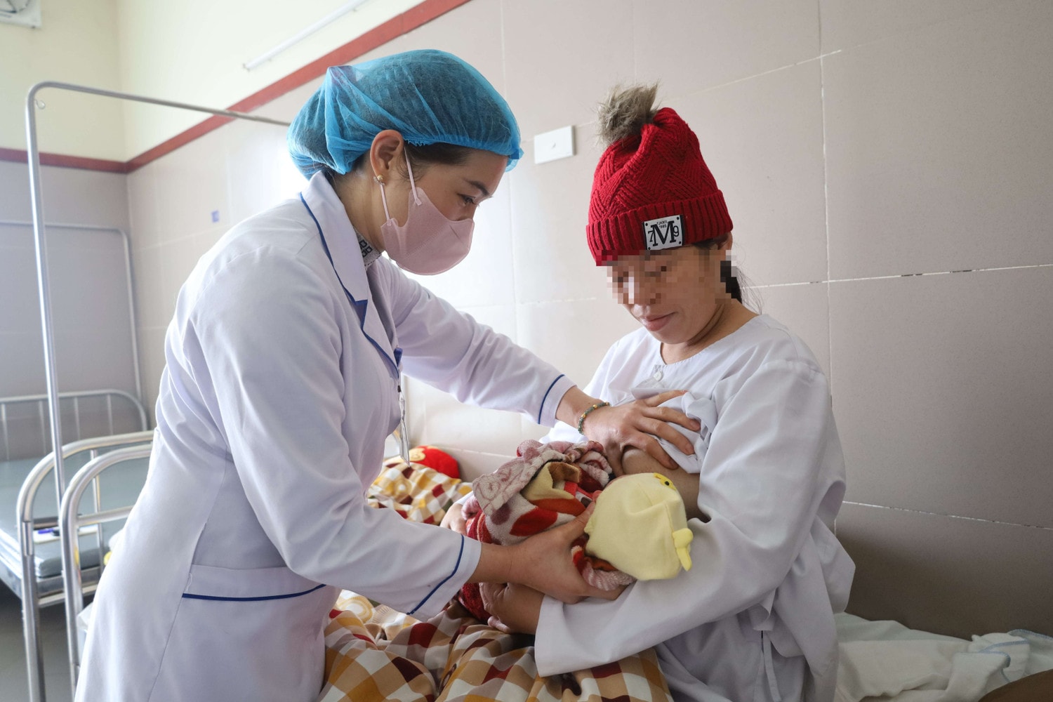 Truyền 13 đơn vị máu cứu sống sản phụ nguy kịch do băng huyết sau sinh -0