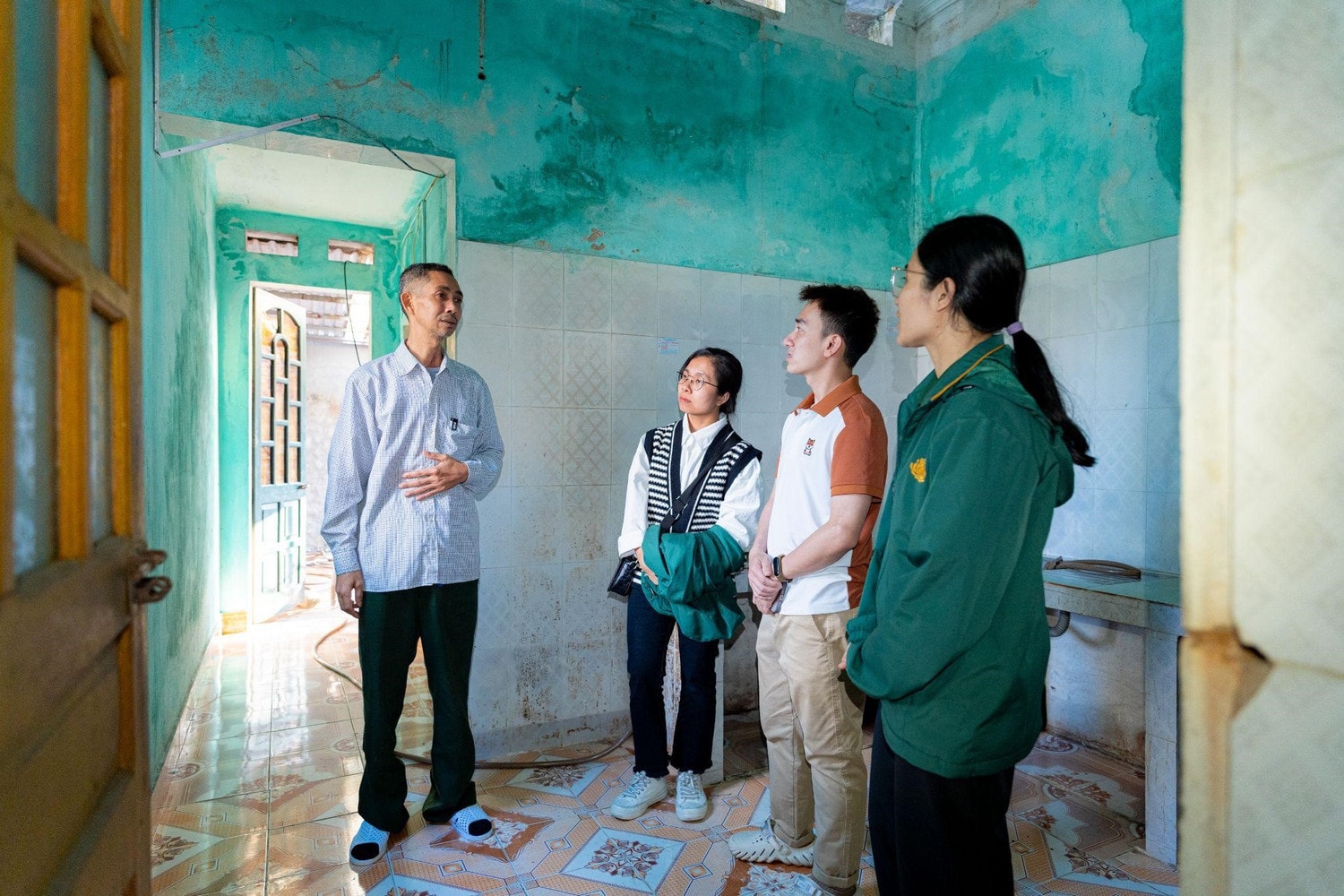 Chùa Ba Vàng tặng 100 triệu đồng cho hộ gia đình khó khăn tại TP. Uông Bí -1