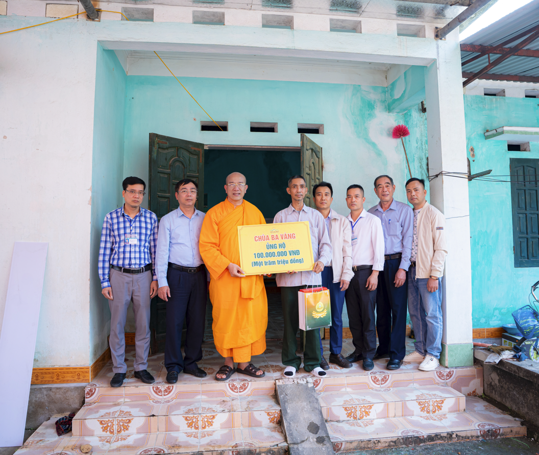 Chùa Ba Vàng tặng 100 triệu đồng cho hộ gia đình khó khăn tại TP. Uông Bí - 0