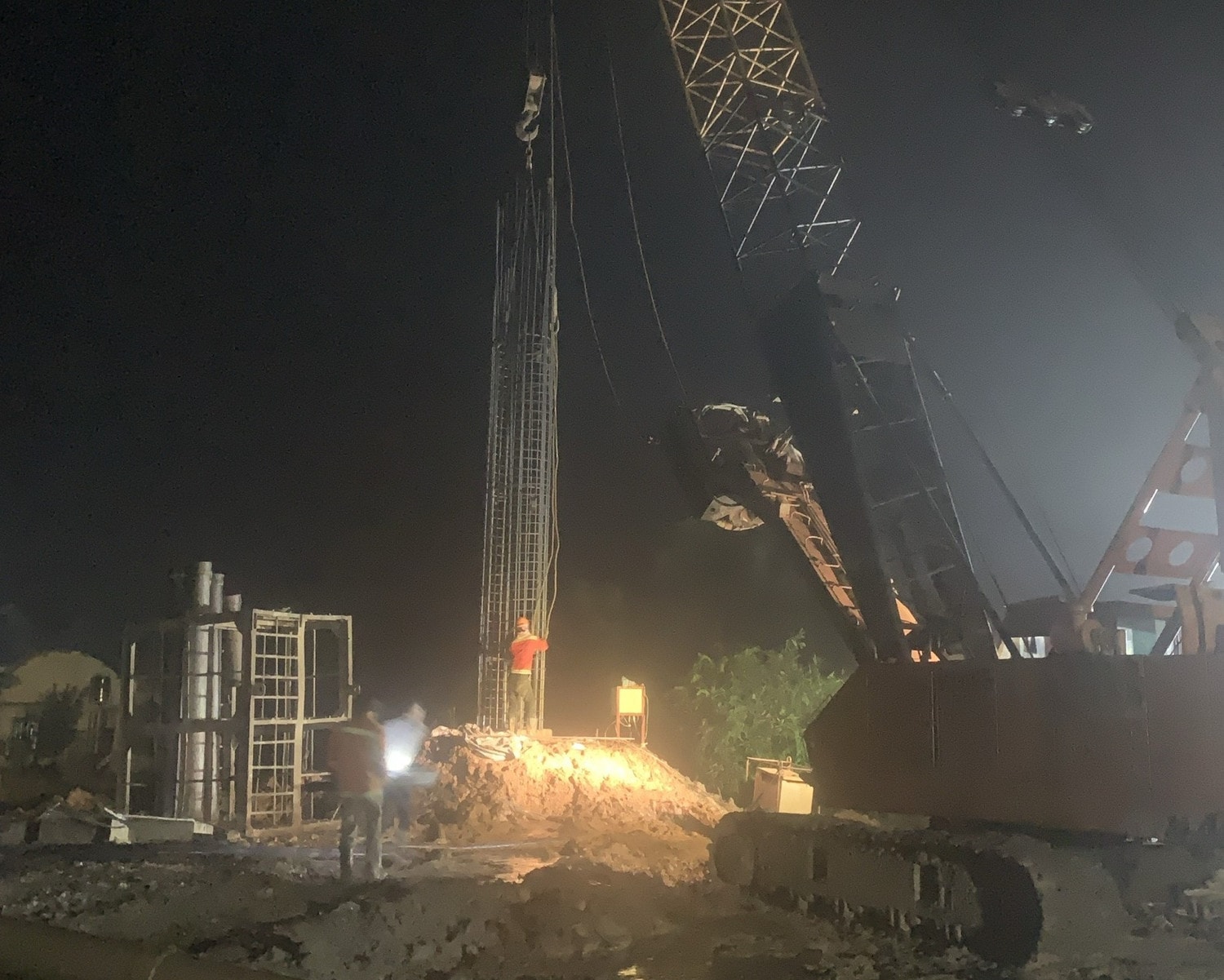 Công ty TNHH Sản xuất Xây dựng Thương mại Đại Á Châu bố trí nhân lực thi công cả ban đêm để đẩy nhanh tiến độ dự án