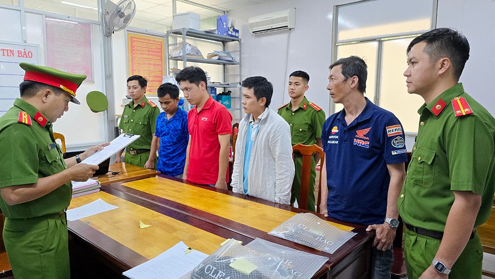 An Giang: Bắt nhóm nhân viên giao hàng nhanh tham ô và trộm cắp tài sản