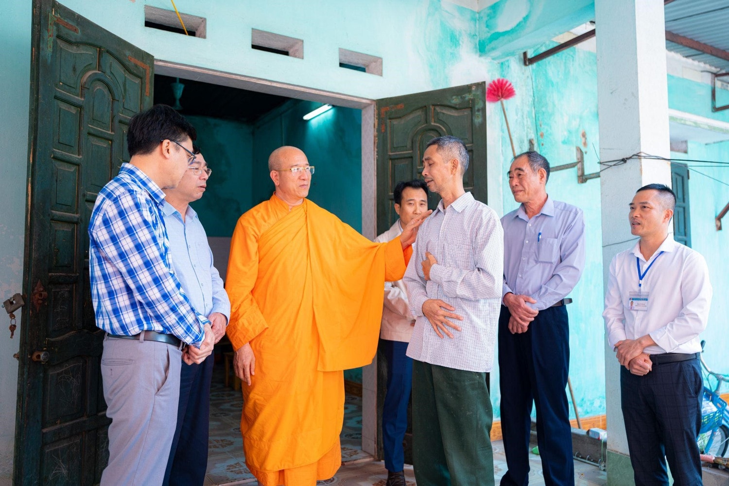 Chùa Ba Vàng tặng 100 triệu đồng cho hộ gia đình khó khăn tại TP. Uông Bí -0