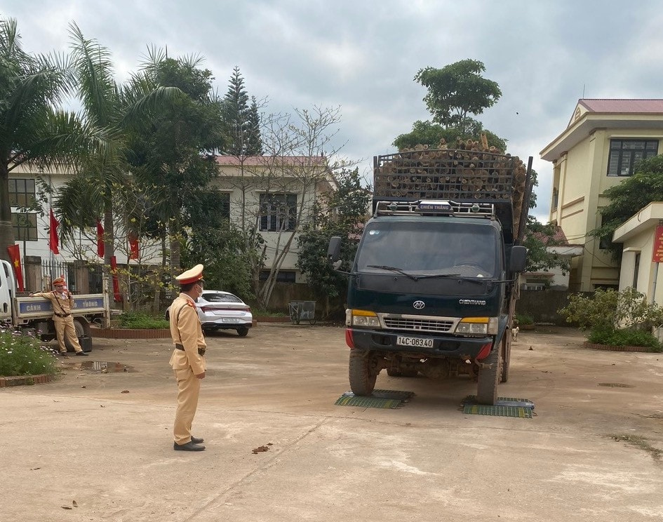 Bắc Giang: Công an huyện Sơn Động liên tục kiểm tra, rà soát, xử phạt hàng trăm trường hợp vi phạm quá khổ, quá tải -0