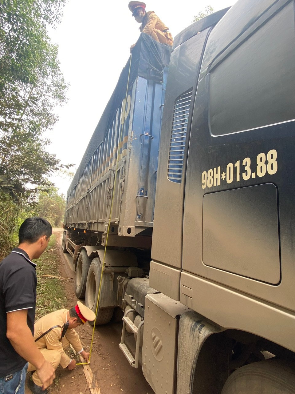 Bắc Giang: Công an huyện Sơn Động liên tục kiểm tra, rà soát, xử phạt hàng trăm trường hợp vi phạm quá khổ, quá tải -0