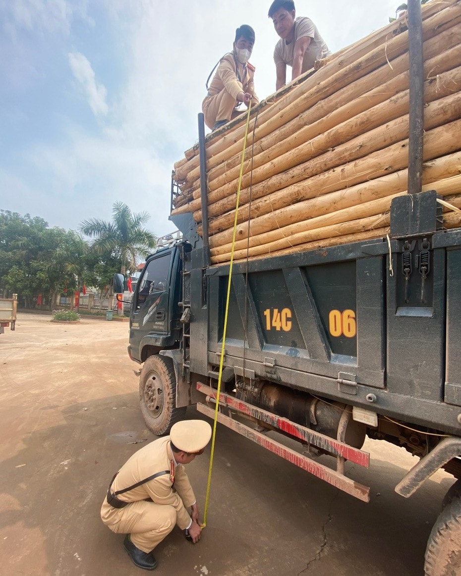 Bắc Giang: Công an huyện Sơn Động liên tục kiểm tra, rà soát, xử phạt hàng trăm trường hợp vi phạm quá khổ, quá tải -0
