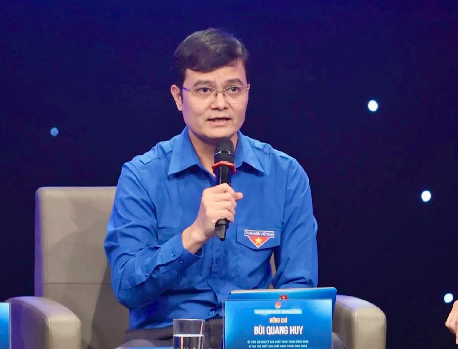 Lắng nghe tiếng nói thanh niên -0