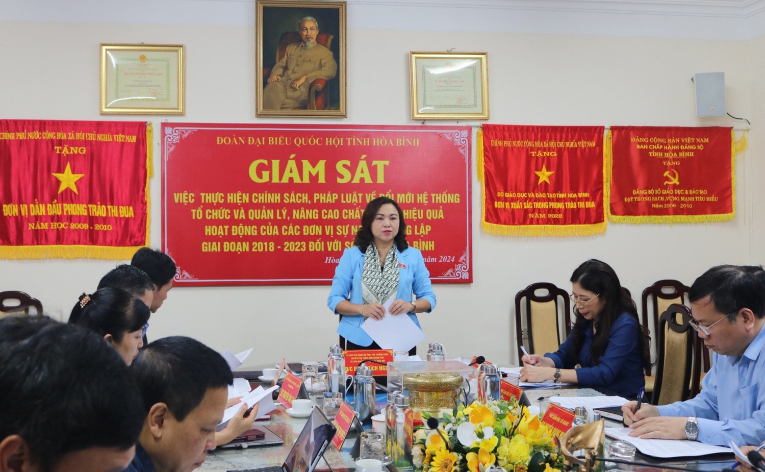 Đoàn ĐBQH tỉnh Hòa Bình giám sát tại Sở Giáo dục và Đào tạo tỉnh. Ảnh: Trần Tâm
