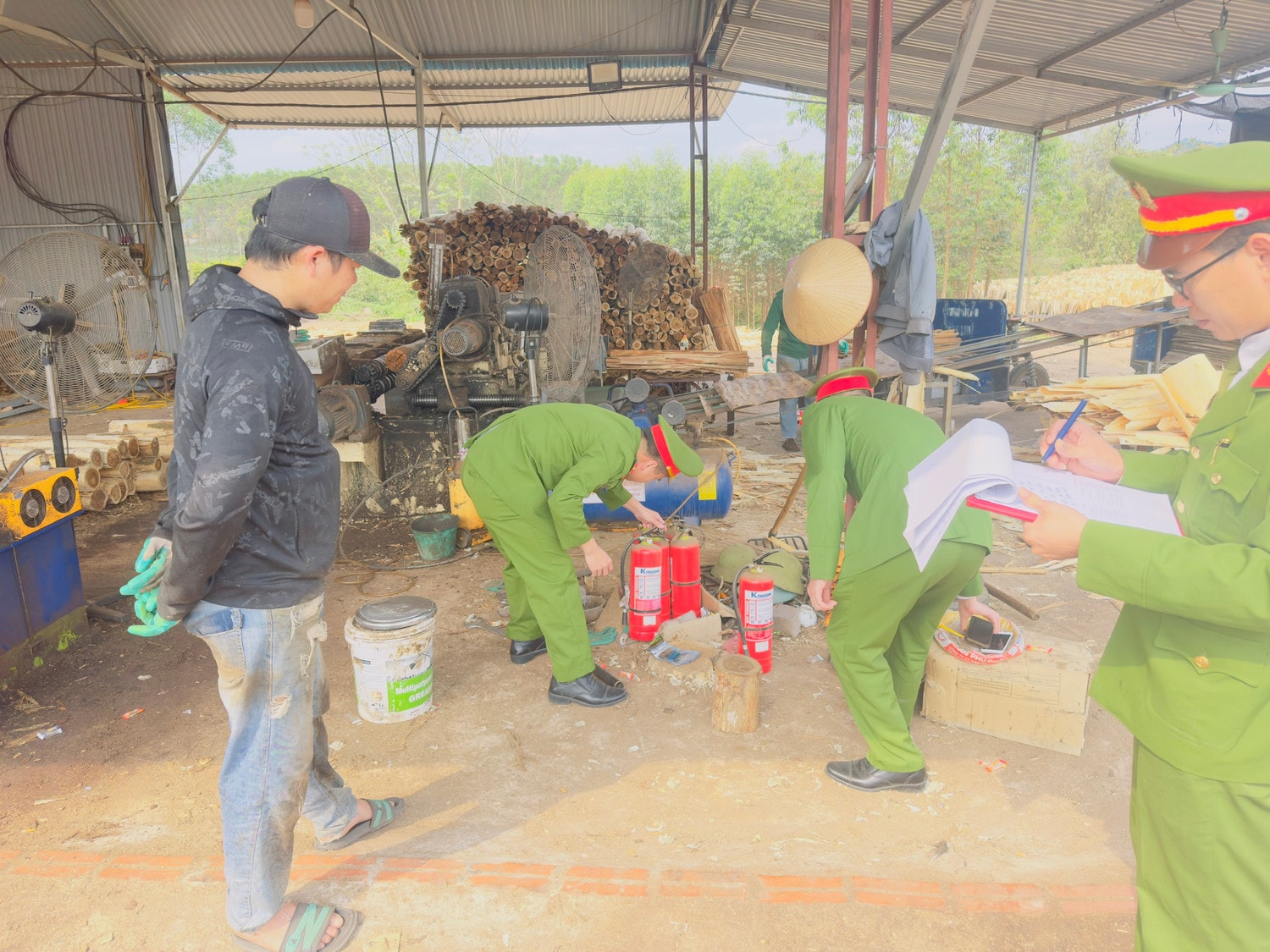 Công an huyện Sơn Động xử phạt hàng chục trường hợp vi phạm PCCC, vi phạm pháp luật về môi trường -0