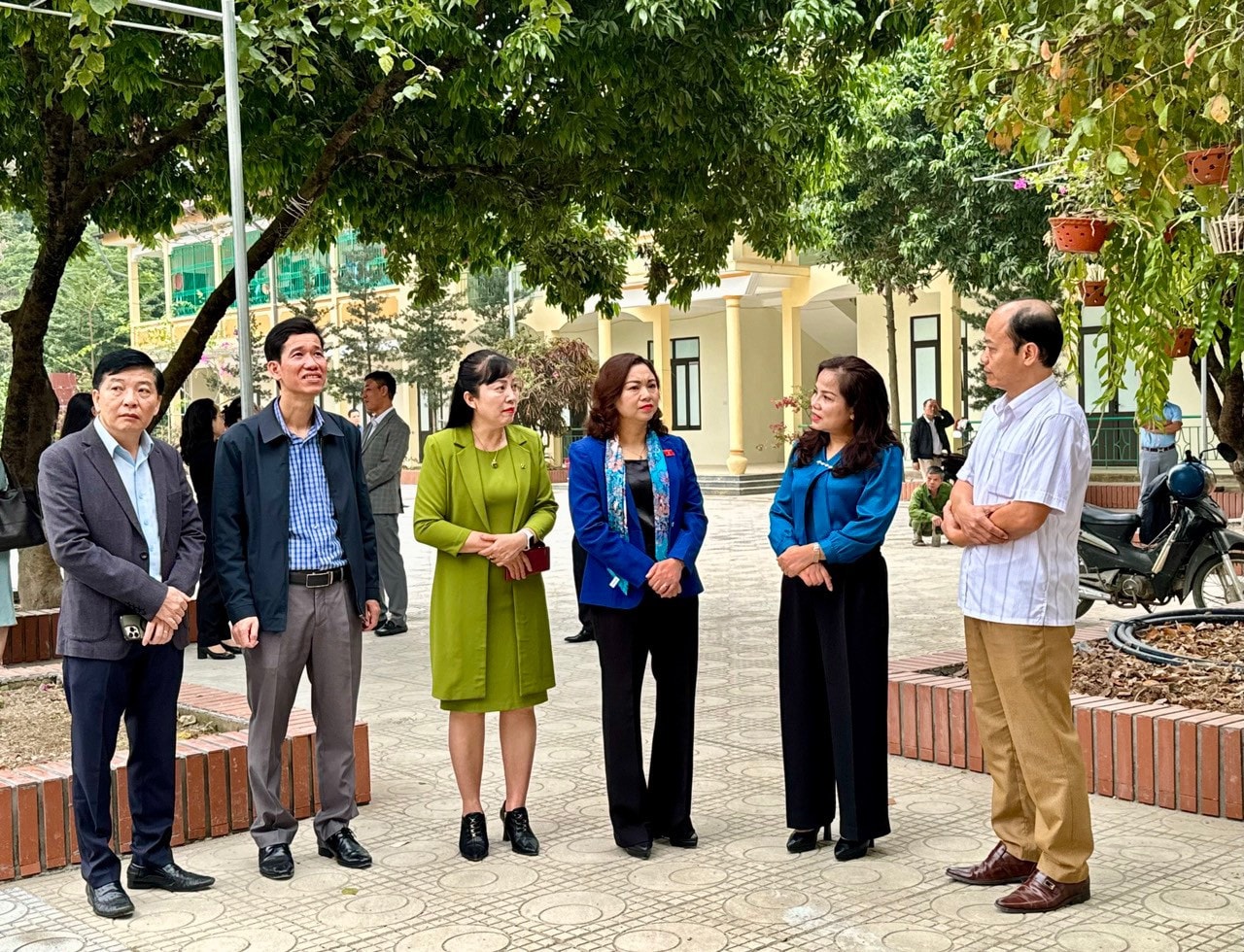 Đoàn ĐBQH tỉnh khảo sát tại một số đơn vị trên địa bàn tỉnh. Ảnh: Trần Tâm