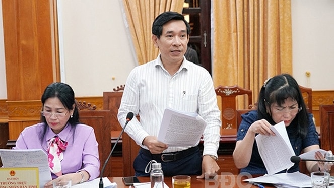 Thành viên Đoàn giám sát đề nghị lãnh đạo UBND tỉnh làm rõ một số nội dung liên quan. Ảnh: N.HÂN