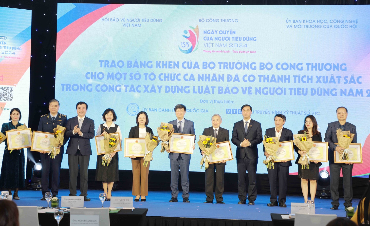 Thứ trưởng Bộ Công thương Nguyễn Sinh Nhật Tân và Phó Giám đốc Đài Tiếng nói Việt Nam Ngô Minh Hiển trao bằng khen của Bộ trưởng Bộ Công thương cho các cá nhân có thành tích xuất sắc Thông tin minh bạch – Tiêu dùng an toàn -0