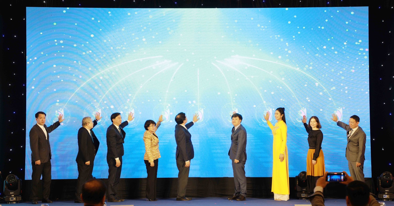 Các đại biểu thực hiện nghi thức bấm nút phát động Ngày Quyền của người tiêu dùng Việt Nam năm 2024 Thông tin minh bạch – Tiêu dùng an toàn -0