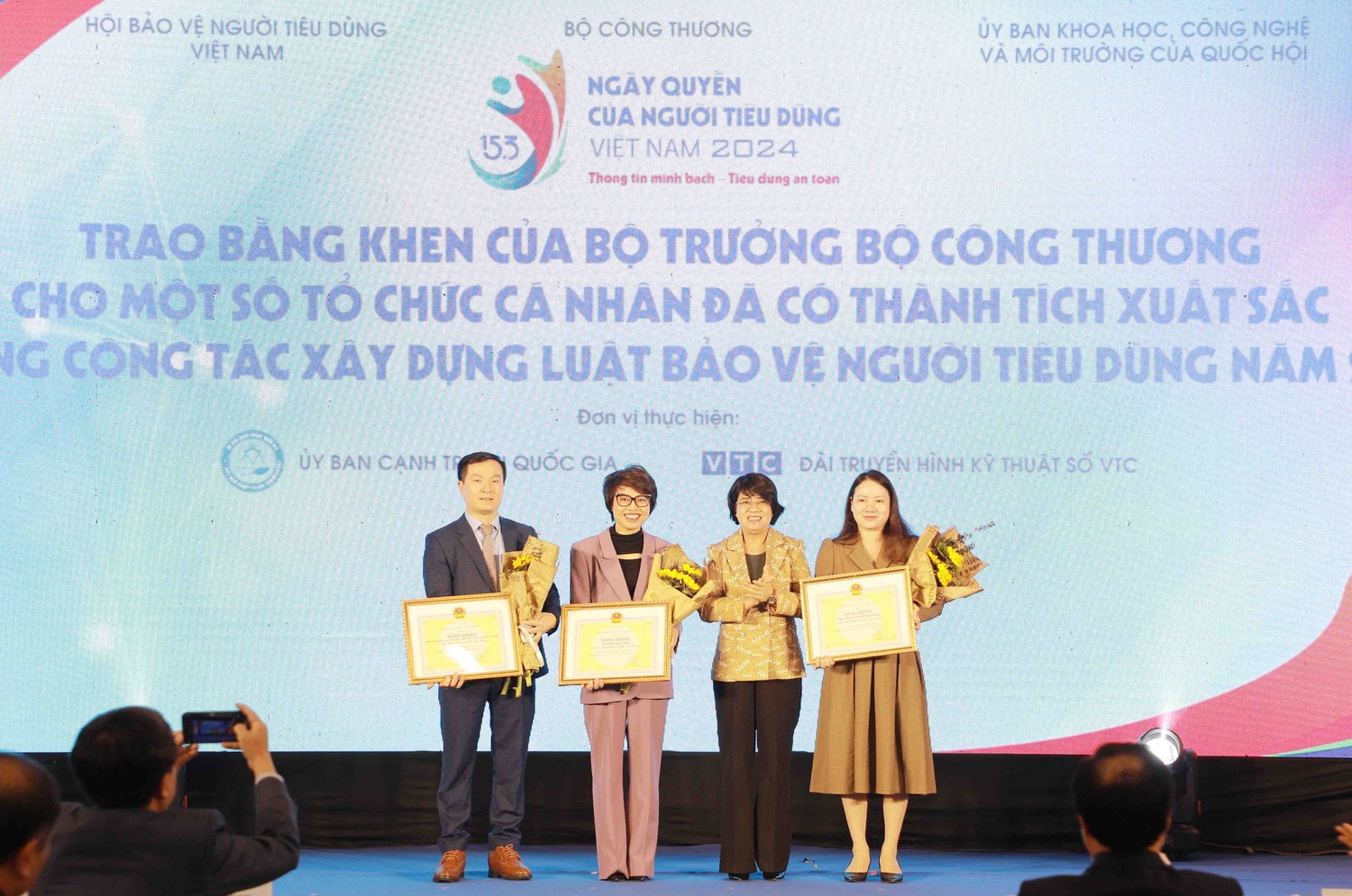 Phó Chủ nhiệm Ủy ban Khoa học, Công nghệ và Môi trường Nguyễn Thị Lệ Thủy trao bằng khen cho các tổ chức có thành tích xuất sắc Thông tin minh bạch – Tiêu dùng an toàn -0