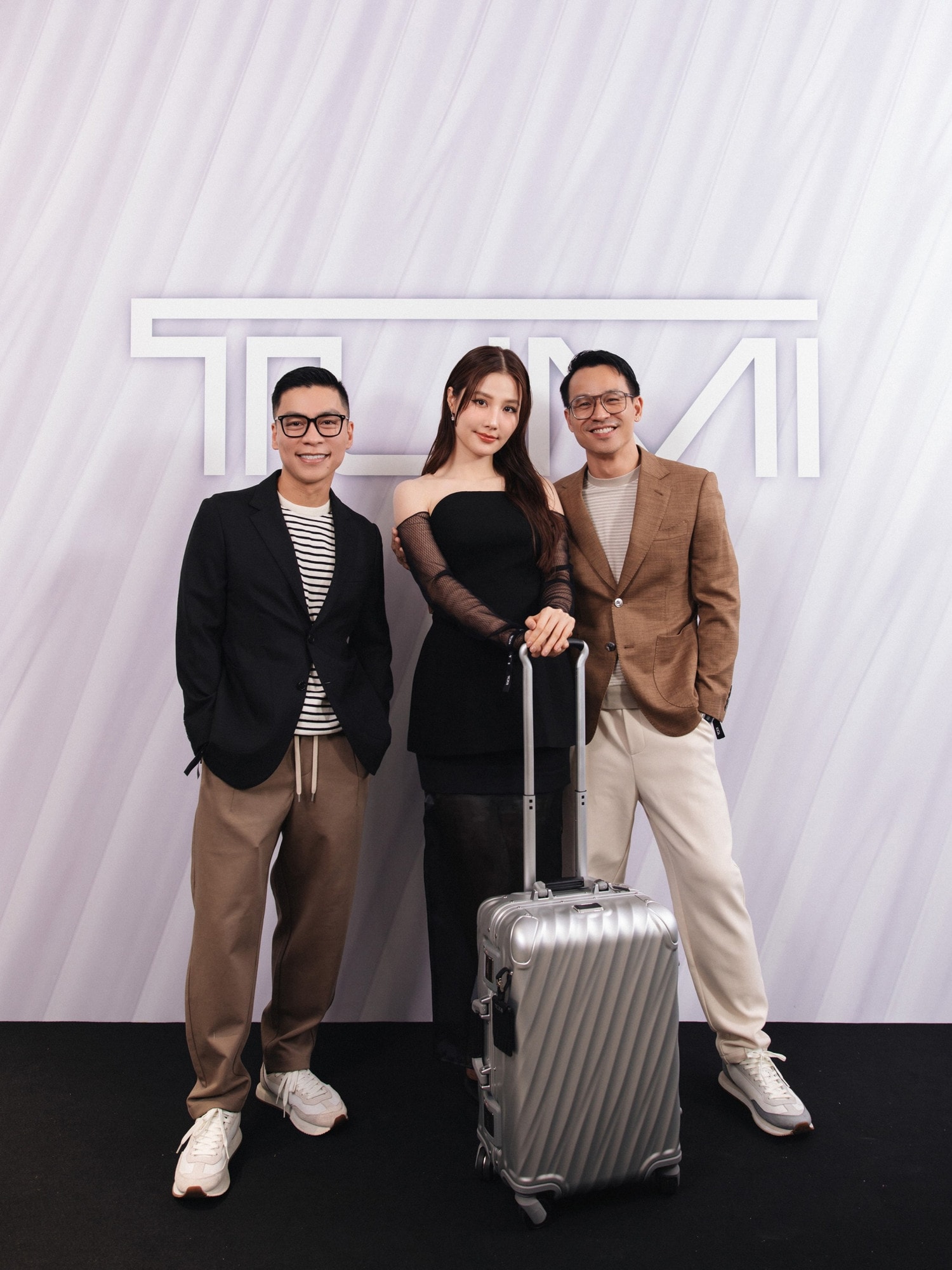 (Từ trái qua: nhà thiết kế Adrian Anh Tuấn, đại diện TUMI Crew Việt Nam – Diễn viên Diễm My 9x và doanh nhân Sơn Đoàn) Tumi - điểm dừng chân mới của các tín đồ du lịch tại Việt Nam -0