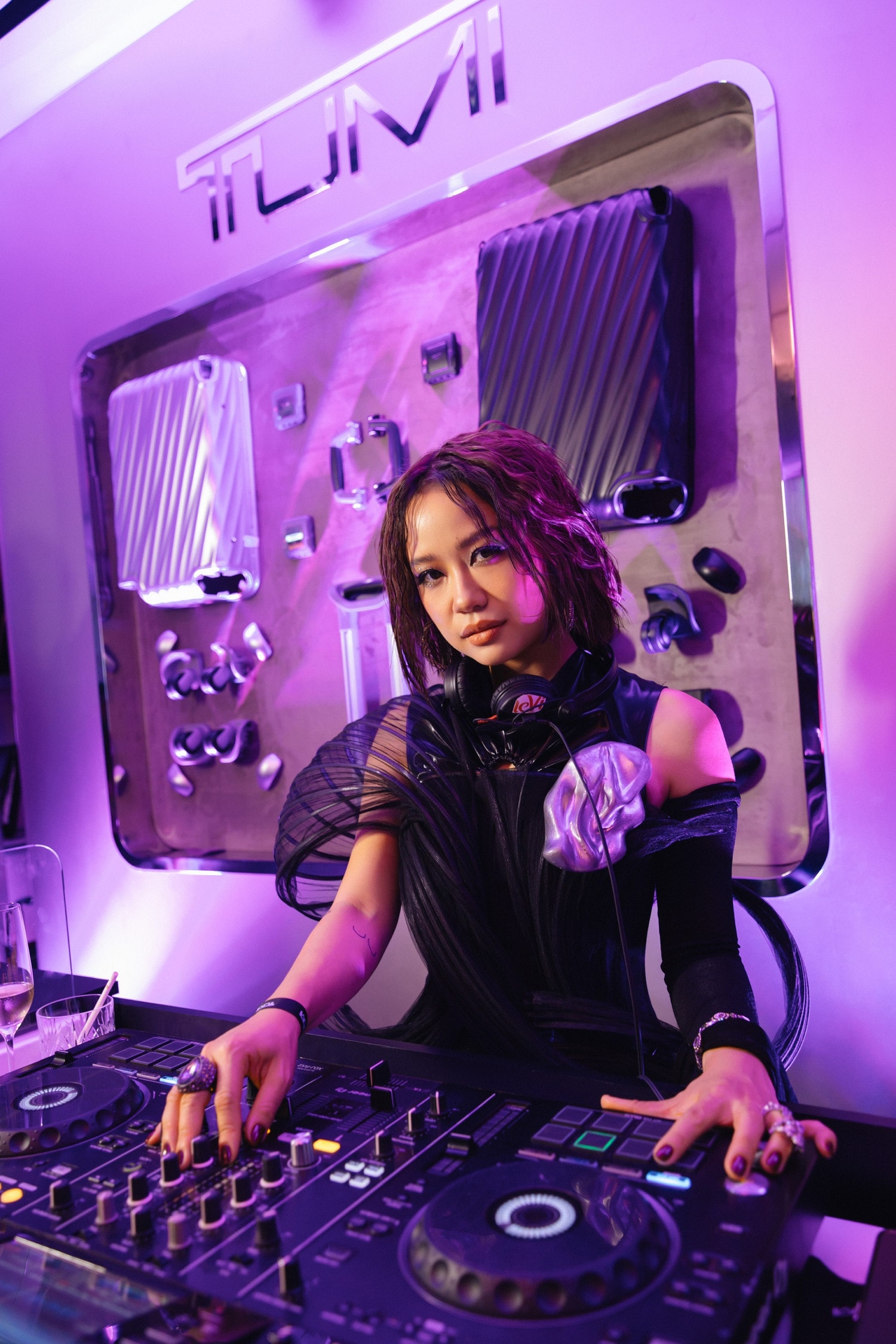 DJ Levi tại sự kiện khai trương cửa hàng TUMI Bưu Điện Tumi - điểm dừng chân mới của các tín đồ du lịch tại Việt Nam -0