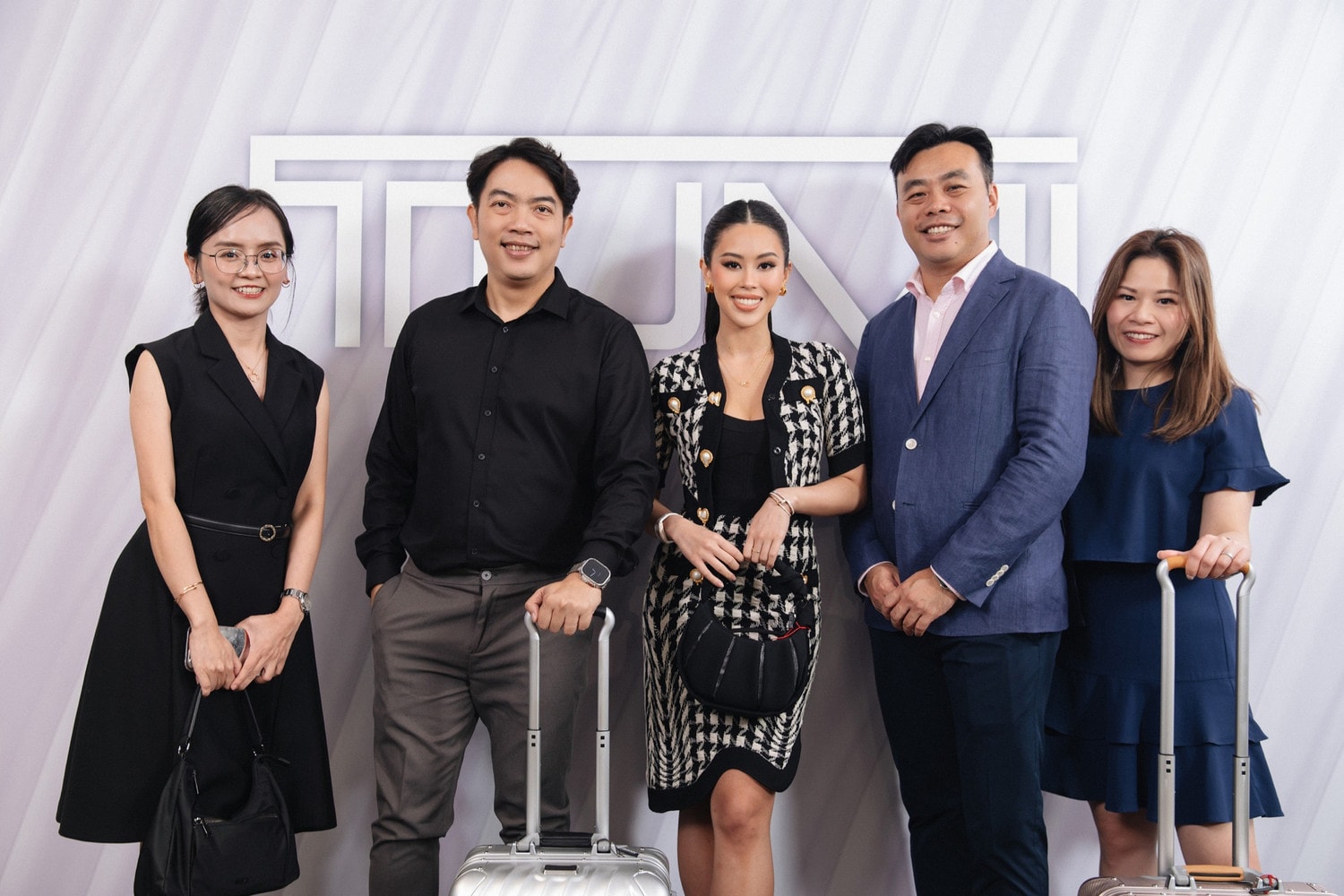 Từ trái qua: Ms. Minh Phương – Giám đốc phát triển dự án công ty DAFC, Mr. Thuận Đạt – Giám đốc điều hành công ty DAFC, Ms, Tiên Nguyễn – CEO công ty DAFC, Mr. Randy Wong – TUMI General Manager SEA và Ms. Kayley – Regional Sales Manager đến từ thương hiệu TUMI Tumi - điểm dừng chân mới của các tín đồ du lịch tại Việt Nam -0