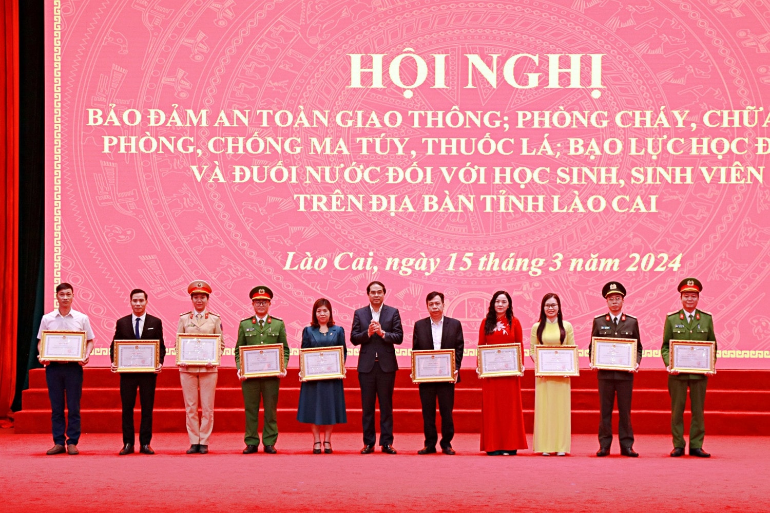 Chủ tịch UBND tỉnh Lào Cai Trịnh Xuân Trường trao bằng khen cho những tập thể, cá nhân có thành tích xuất sắc trong công tác bảo đảm an ninh, an toàn học đường Lào Cai: Xây dựng trường học an toàn, phòng, chống tai nạn, tệ nạn