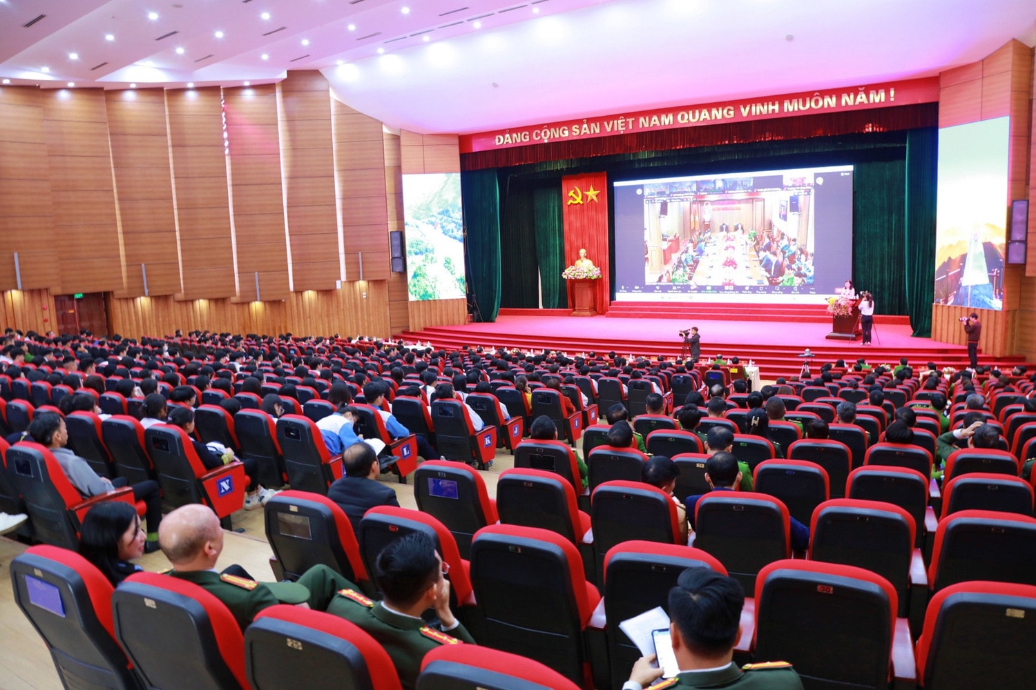 Quang cảnh hội ngh Lào Cai: Xây dựng trường học an toàn, phòng, chống tai nạn, tệ nạn -0