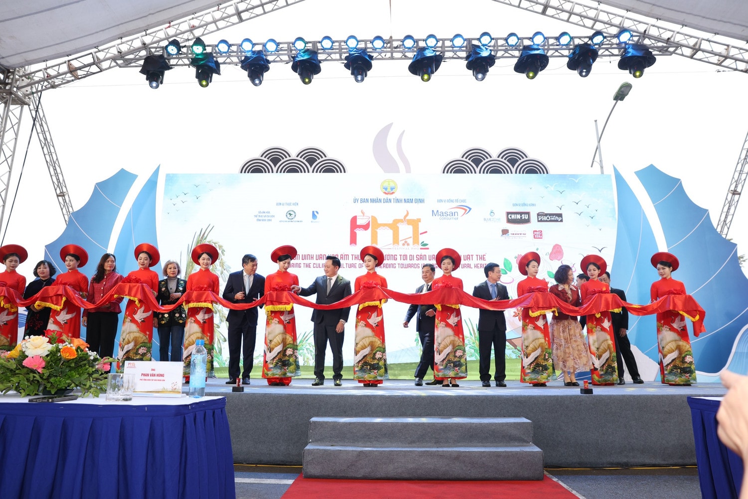 Hàng nghìn lượt khách đổ về Festival Phở 2024 tại Nam Định trong ngày đầu khai mạc -0