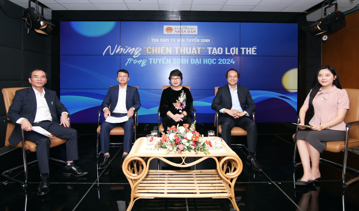 PGS.TS Chu Văn Tuấn, Phó Hiệu trưởng Trường Đại học Sư phạm Kỹ thuật Hưng Yên cùng các vị khách mời tham dự chương trình Tư vấn tuyển sinh do Báo Đại biểu Nhân dân tổ chức (Ảnh: Đức Hiệp) Điểm đặc biệt trong phương án tuyển sinh năm 2024 của Trường ĐH Sư phạm Kỹ thuật Hưng Yên -0