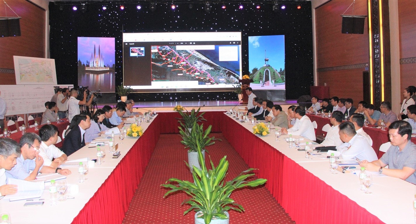 Quang cảnh cuộc làm việc Phó Chủ tịch Quốc hội Nguyễn Đức Hải khảo sát 3 tuyến cao tốc ở miền Trung