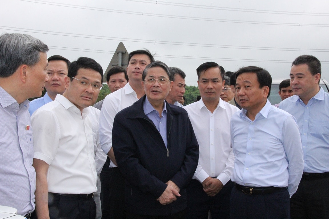 Phó Chủ tịch Quốc hội Nguyễn Đức Hải yêu cầu ngành giao thông và các địa phương có phương án bảo đảm an toàn cho người và phương tiện khi lưu thông trên cao tốc Cam Lộ - La Sơn Phó Chủ tịch Quốc hội Nguyễn Đức Hải khảo sát 3 tuyến cao tốc ở miền Trung