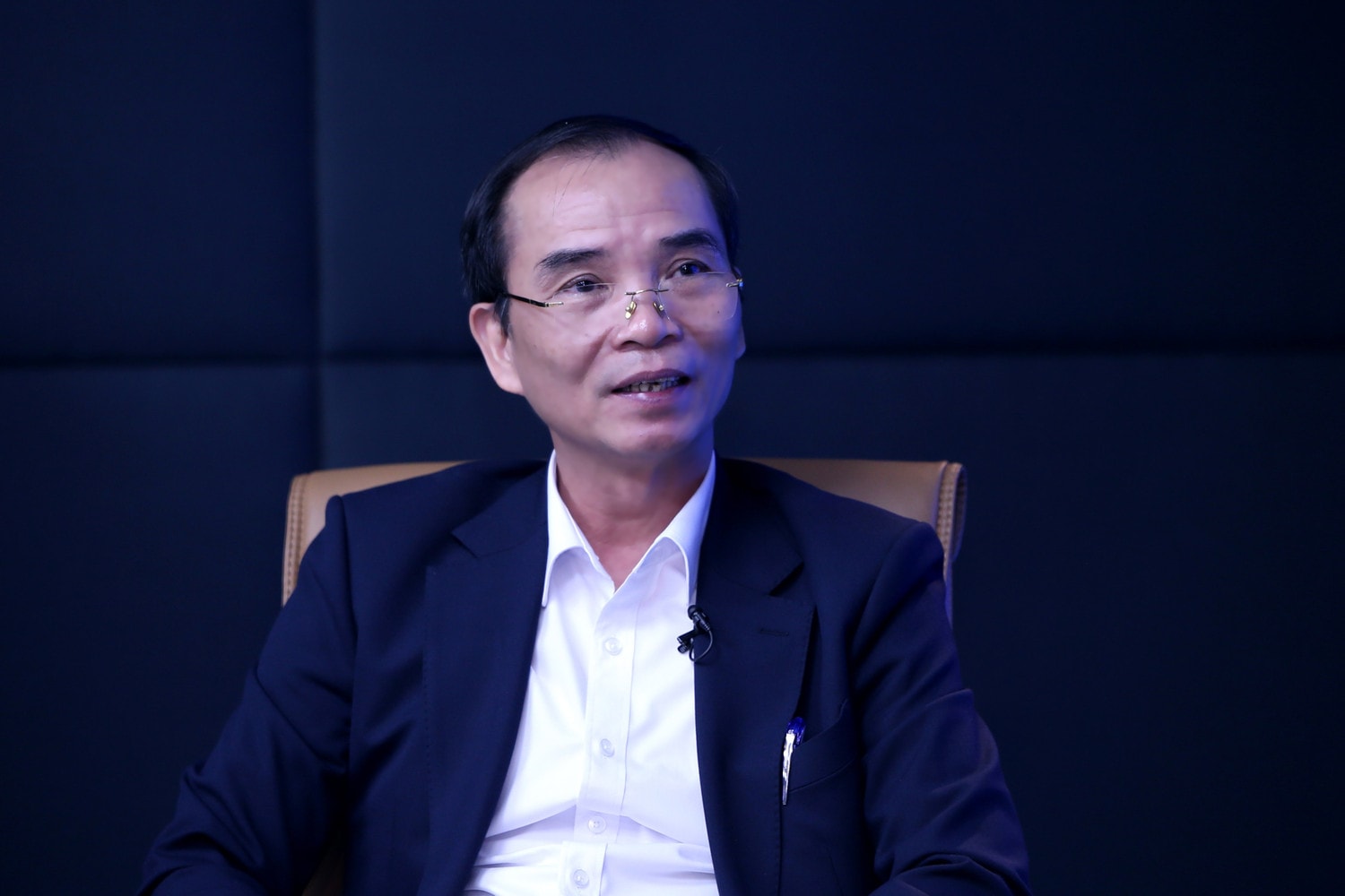 TS Nguyễn Văn Lâm trả lời bạn đọc Báo Đại biểu Nhân dân về những điểm mới tuyển sinh năm 2024 của Trường Đại học Công nghệ Giao thông Vận tải (Ảnh: Đức Hiệp) 4 câu hỏi giúp thí sinh “định vị” ngành học phù hợp nhất với bản thân -0