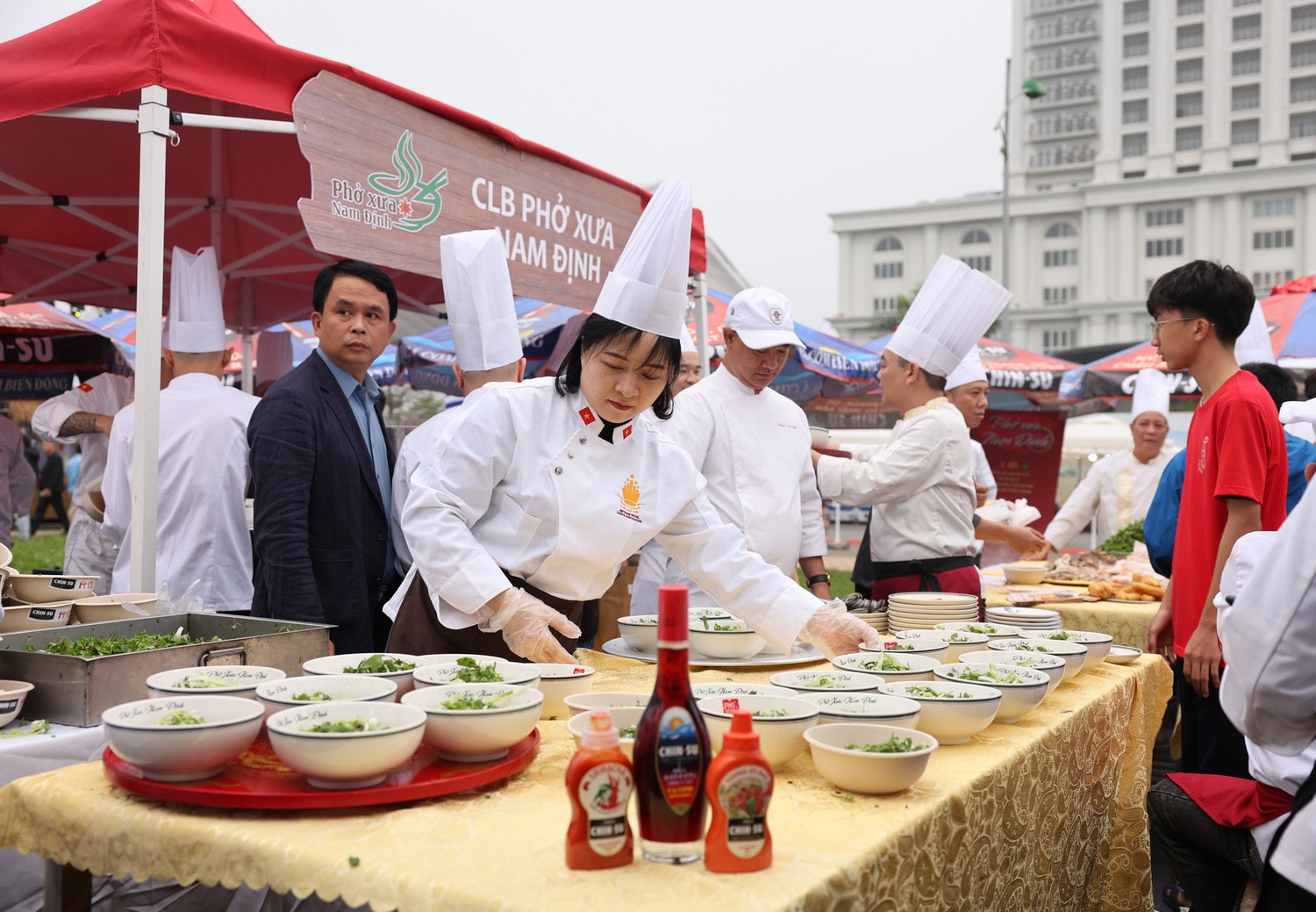 Hàng nghìn lượt khách đổ về Festival Phở 2024 tại Nam Định trong ngày đầu khai mạc ảnh 1 Hàng nghìn lượt khách đổ về Festival Phở 2024 tại Nam Định ngay ngày đầu khai mạc -0
