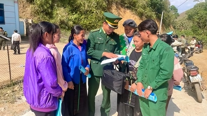 Bộ đội Biên phòng tỉnh Sơn La tổ chức tuyên truyền pháp luật cho đồng bào dân tộc thiểu số tại bản Kéo Vai, xã Nậm Lạnh, huyện Sốp Cộp. Ảnh: Văn Văn