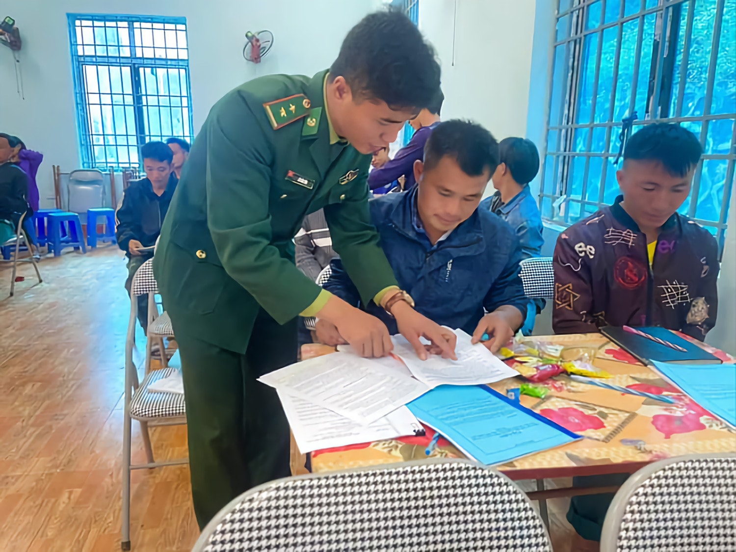 Bộ đội Biên phòng tỉnh Sơn La tổ chức tuyên truyền pháp luật cho đồng bào dân tộc thiểu số tại bản Kéo Vai, xã Nậm Lạnh, huyện Sốp Cộp. Ảnh: Văn Văn