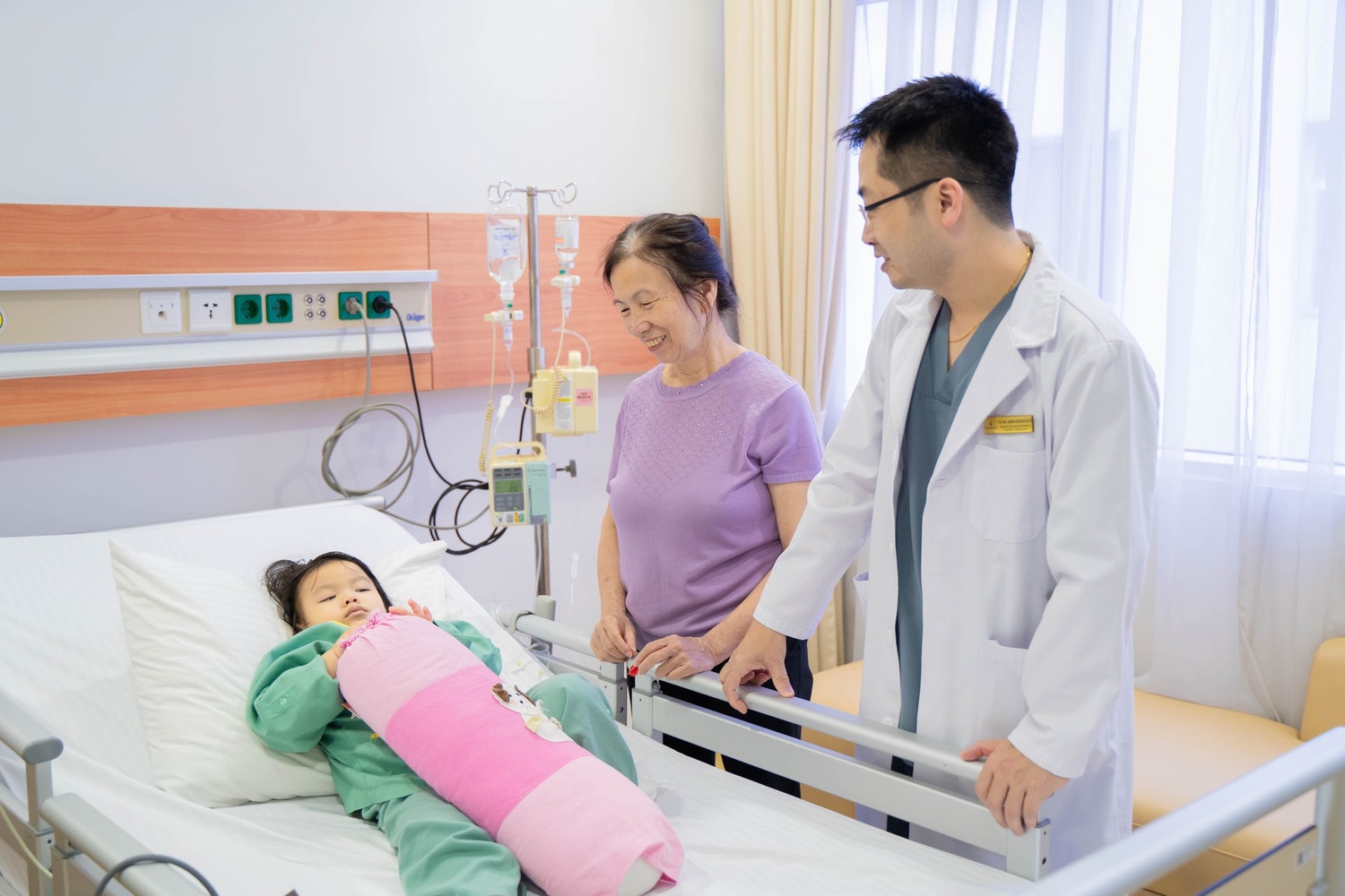 Trẻ mắc bệnh tim bẩm sinh không còn nỗi lo phải mở ngực, cưa xương ức -0