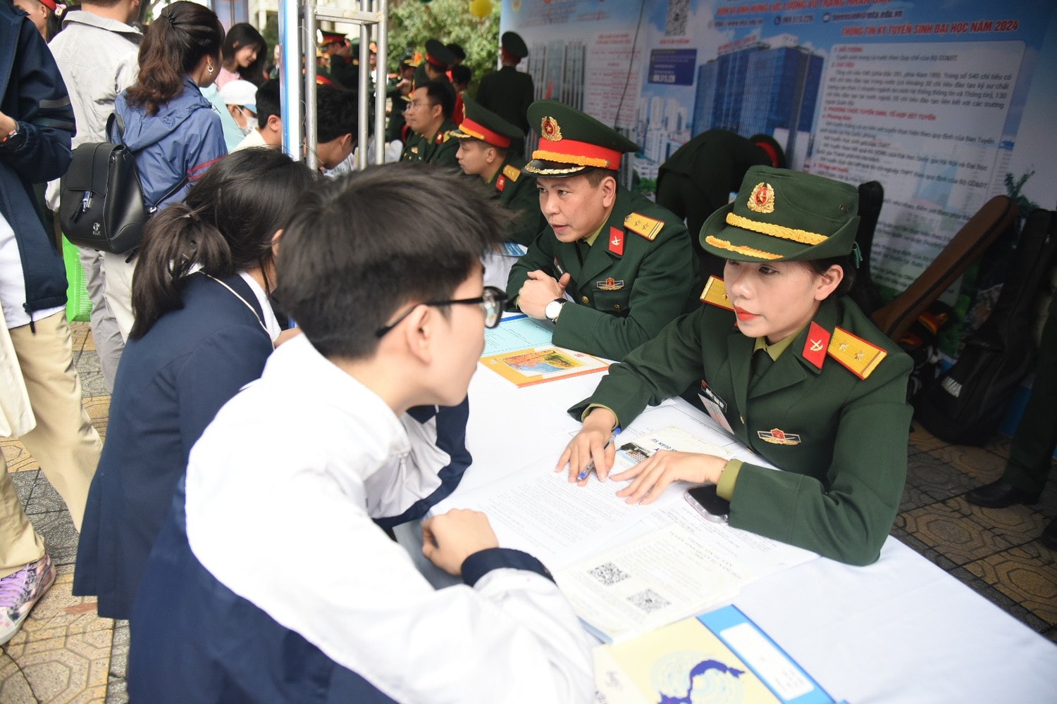 Giải đáp thắc mắc về tuyển sinh nhóm trường quân đội -0
