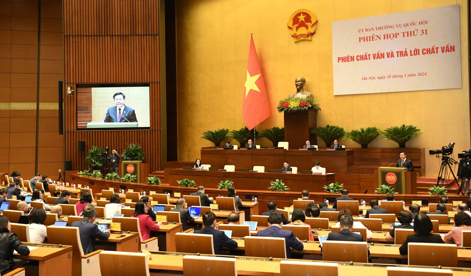Ủy ban Thường vụ Quốc hội bắt đầu phiên chất vấn với lĩnh vực tài chính, ngoại giao -0