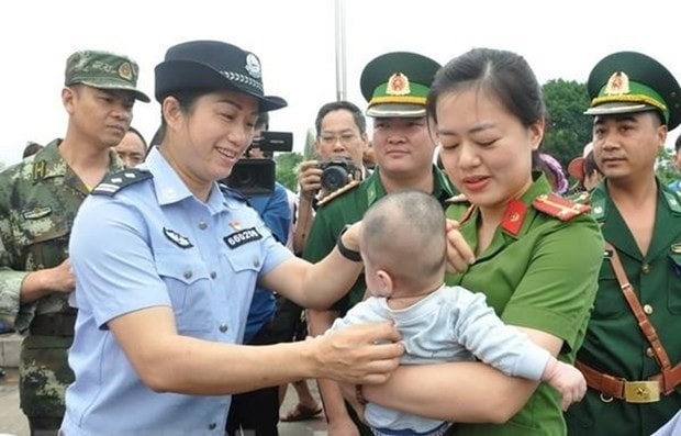 Lực lượng chức năng Việt Nam tiếp nhận em bé bị bán sang Trung Quốc. Ảnh: ITN