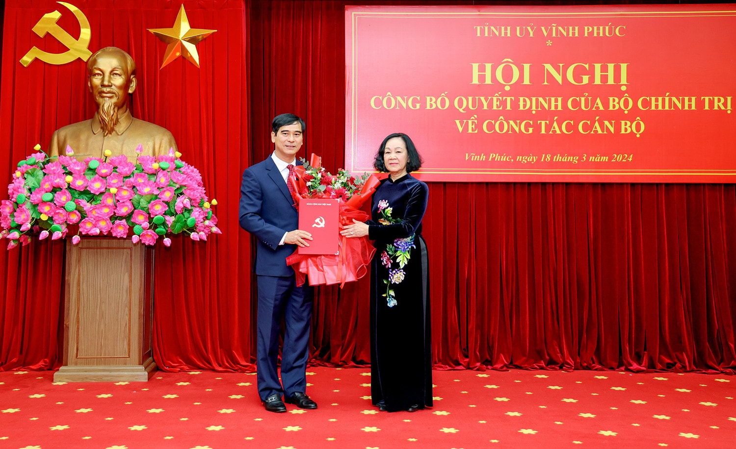 Thường trực Ban Bí thư, Trưởng Ban Tổ chức Trung ương Trương Thị Mai trao quyết định cho tân Bí thư Tỉnh ủy Vĩnh Phúc Dương Văn An Bí thư Tỉnh ủy Bình Thuận Dương Văn An giữ chức Bí thư Tỉnh uỷ Vĩnh Phúc -0
