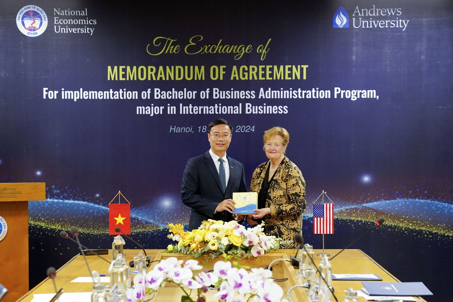 PGS.TS Bùi Đức Thọ, Chủ tịch Hội đồng Trường Đại học Kinh tế Quốc dân cùng đại diện Đại học Andrews tại lễ ký kết Trường Đại học Kinh tế Quốc dân hợp tác đào tạo với Đại học Andrews, Mỹ -0