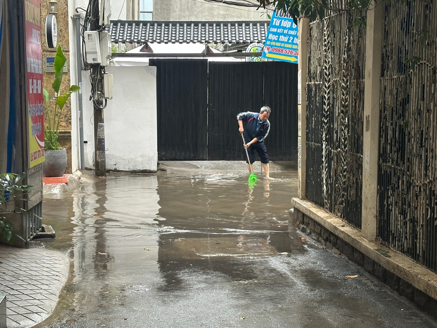 Phường Đội Cấn (Ba Đình): Sau cơn mưa, nước bẩn “bao vây” ngõ dân sinh, trường mầm non -0