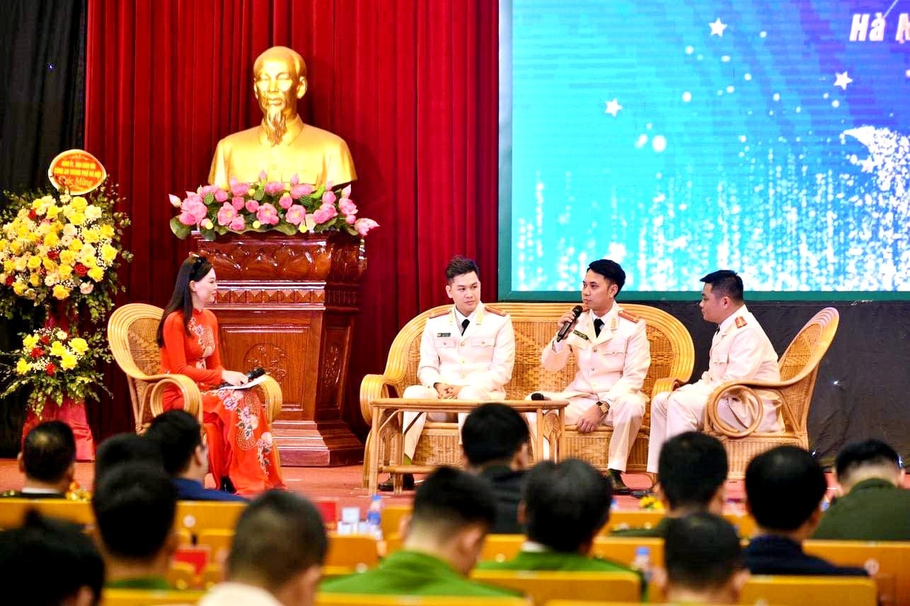Tuyên dương 10 Gương mặt trẻ Công an Thủ đô tiêu biểu năm 2023 -0