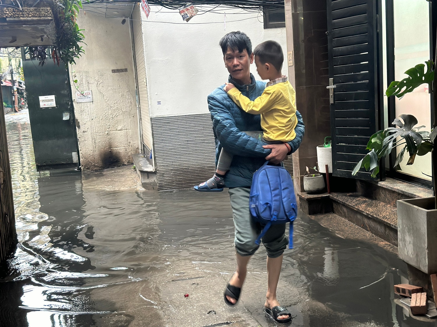Phường Đội Cấn (Ba Đình): Sau cơn mưa, nước bẩn “bao vây” ngõ dân sinh, trường mầm non -0