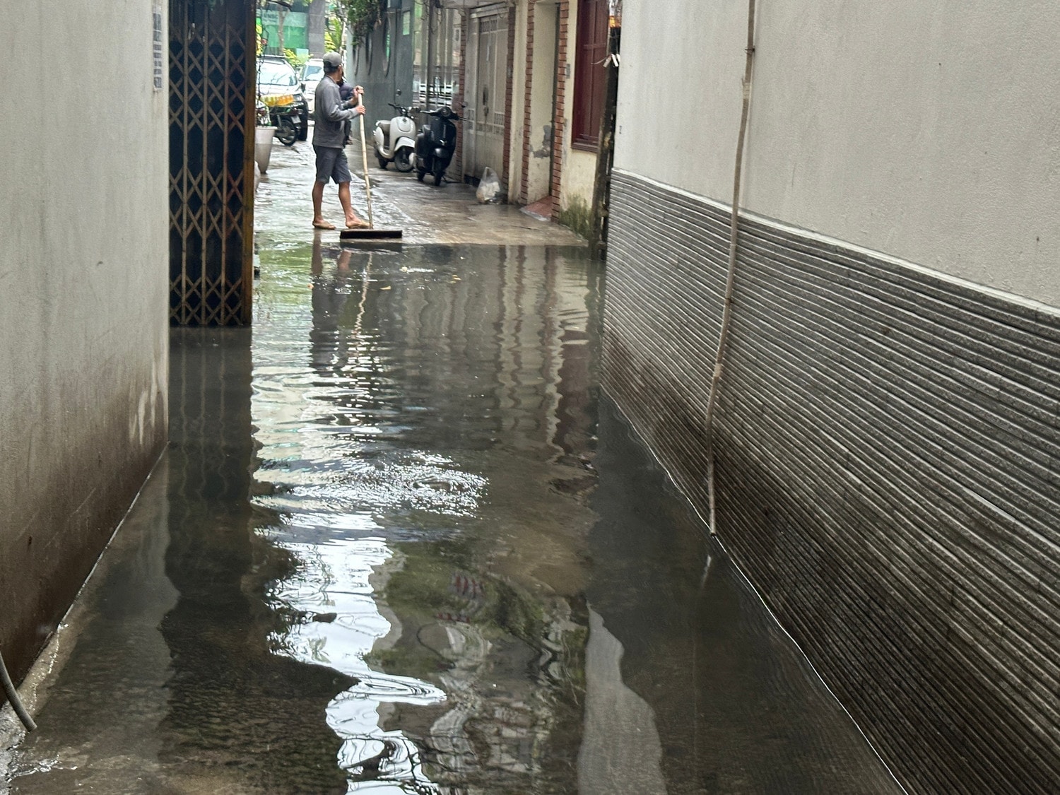 Phường Đội Cấn (Ba Đình): Sau cơn mưa, nước bẩn “bao vây” ngõ dân sinh, trường mầm non -0