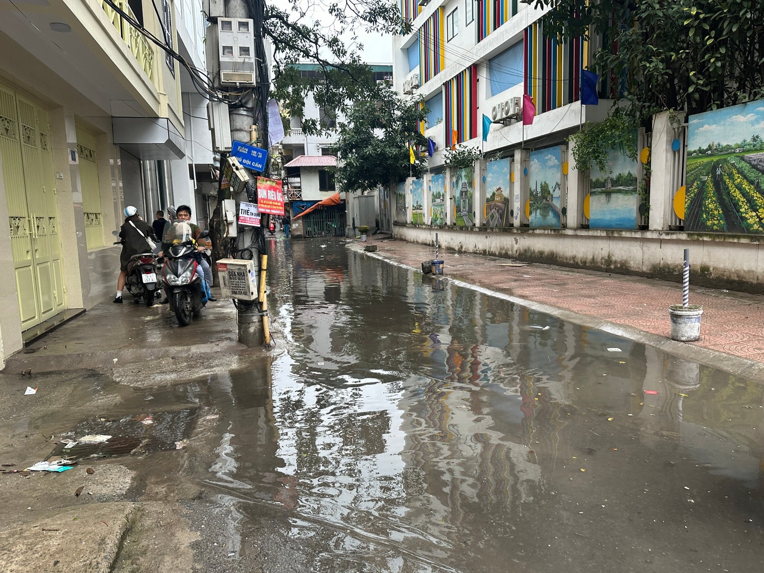 Phường Đội Cấn (Ba Đình): Sau cơn mưa, nước bẩn “bao vây” ngõ dân sinh, trường mầm non -0
