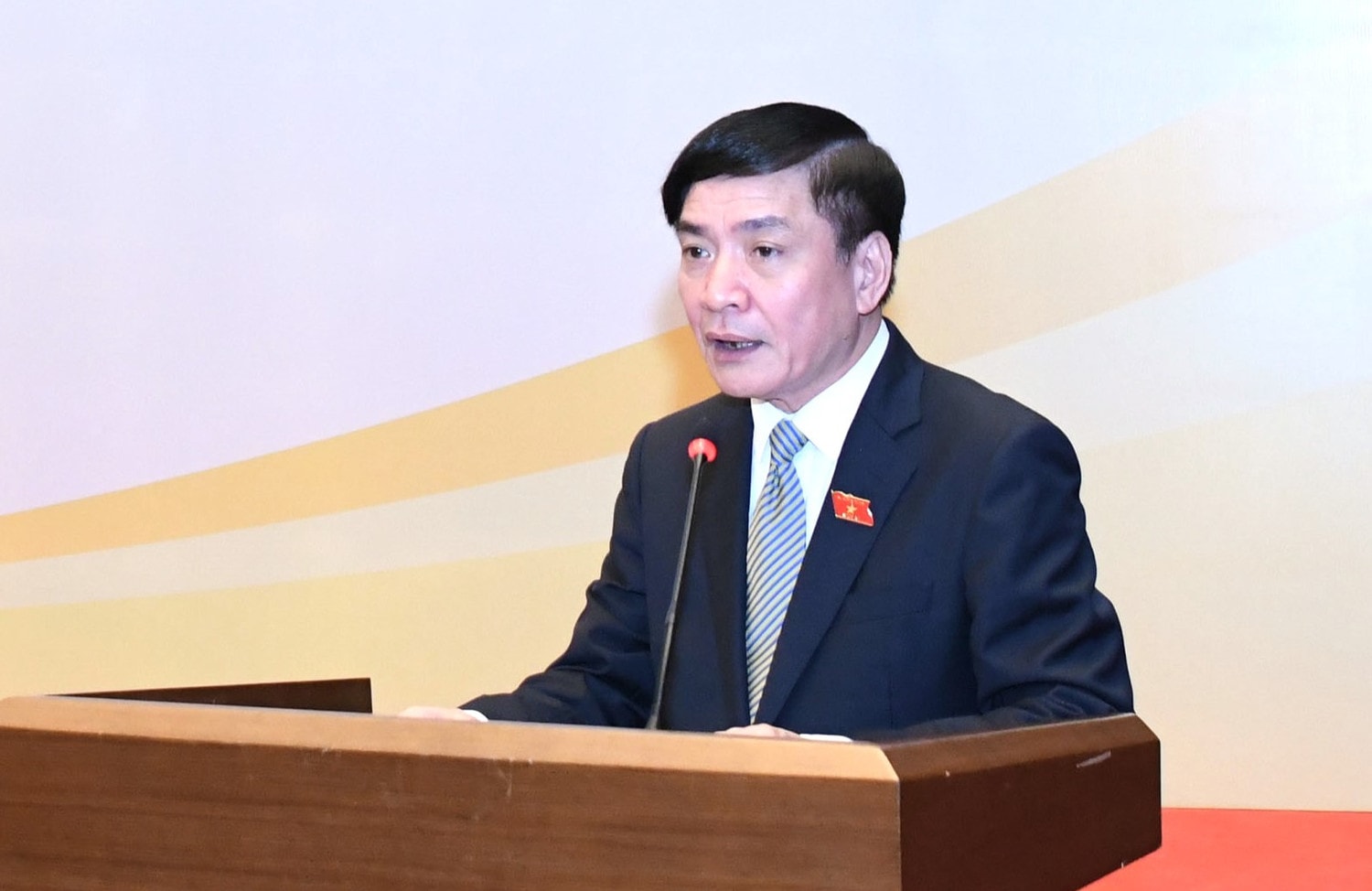 Tổng Thư ký Quốc hội, Chủ nhiệm Văn phòng Quốc hội Bùi Văn Cường báo cáo một số nội dung chính của Nghị quyết. Ảnh: Lâm Hiển Phó Chủ tịch Thường trực Quốc hội Trần Thanh Mẫn chủ trì Hội nghị triển khai Nghị quyết của Ủy ban Thường vụ Quốc hội về hoạt động giải trình -0