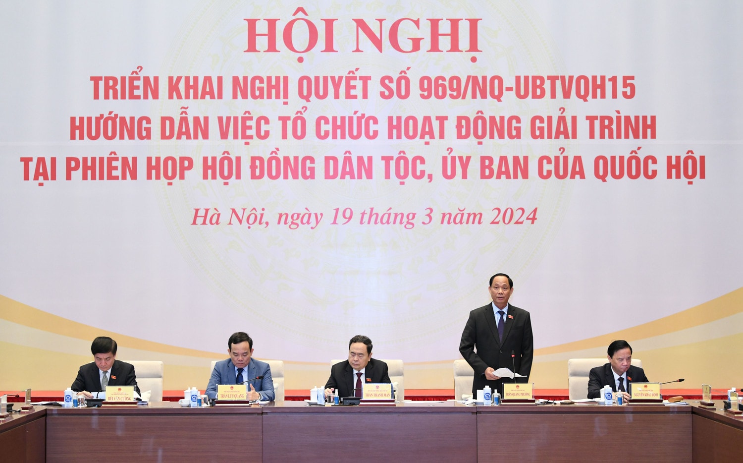 Phó Chủ tịch Thường trực Quốc hội Trần Thanh Mẫn; Phó Chủ tịch Quốc hội, Thượng tướng Trần Quang Phương; Phó Chủ tịch Quốc hội Nguyễn Khắc Định; Phó Thủ tướng Chính phủ Trần Lưu Quang; Tổng Thư ký Quốc hội, Chủ nhiệm Văn phòng Quốc hội Bùi Văn Cường dự Hội nghị. Ảnh: Lâm Hiển Chọn vấn đề cụ thể, thời sự, bức xúc, nổi lên trong thực tiễn để giải trình