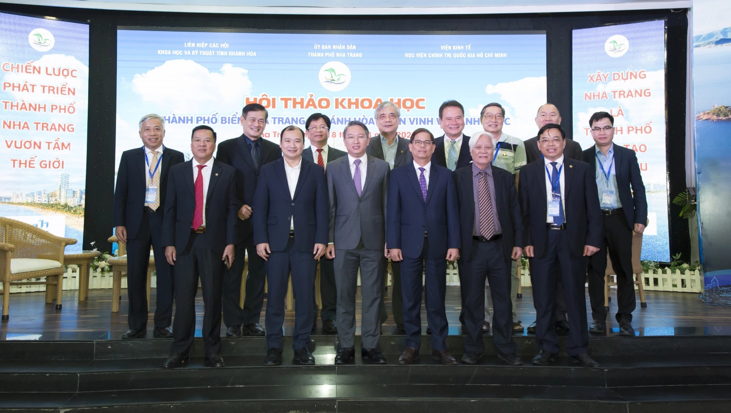 Các đại biểu chụp ảnh lưu niệm tại Hội thảo - ảnh X. THÀNH