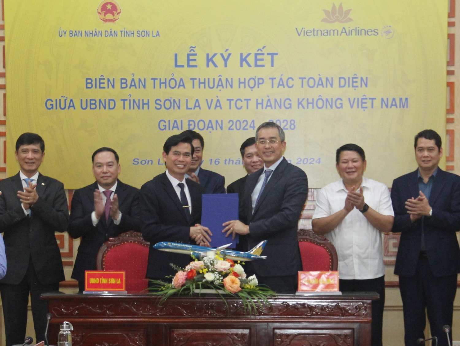 Ông Đặng Ngọc Hòa, Chủ tịch HĐQT Vietnam Airlines (bìa phải) và ông Hoàng Quốc Khánh, Chủ tịch UBND tỉnh Sơn La (bìa trái) trao Thỏa thuận hợp tác. Ảnh: BN Vietnam Airlines và tỉnh Sơn La ký kết thỏa thuận hợp tác toàn diện -0