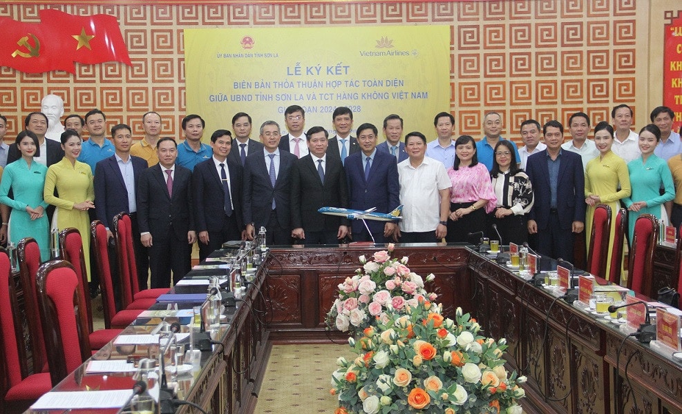 Lãnh đạo UBND tỉnh Sơn La đánh giá cao sự hợp tác, đồng hành hỗ trợ của Vietnam Airlines. Ảnh: BN Vietnam Airlines và tỉnh Sơn La ký kết thỏa thuận hợp tác toàn diện -0