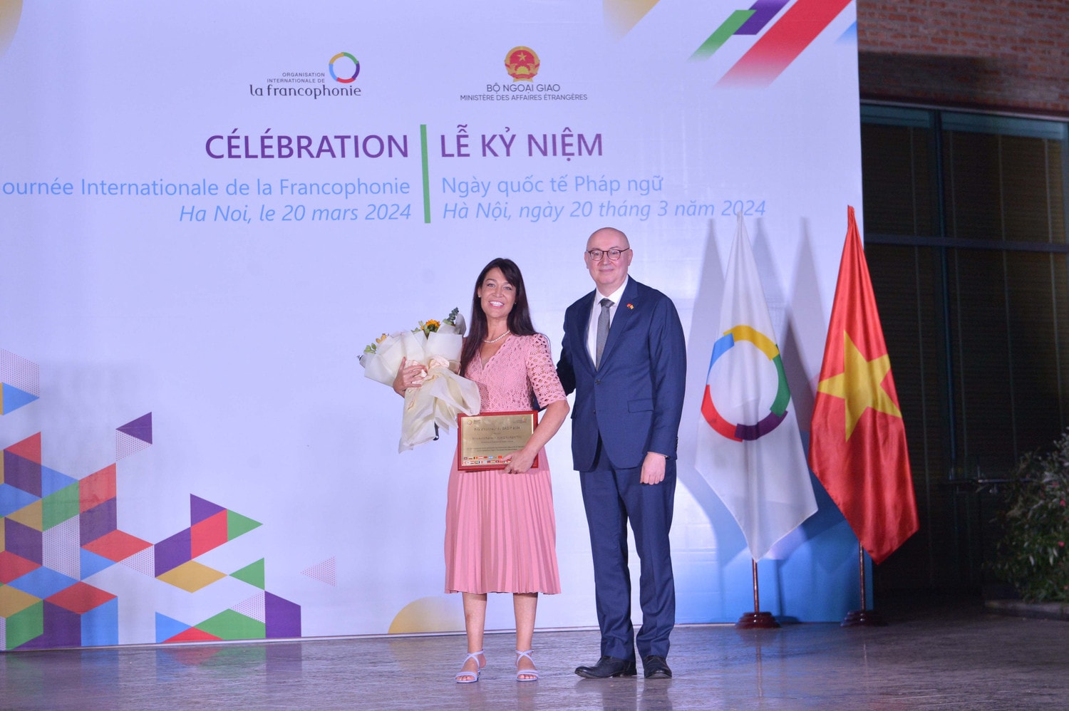 Trưởng Phái đoàn Wallonie-Bruxelles tại Việt Nam Pierre du Ville trao giải thưởng danh dự của Nhóm các Đại sứ quán, Phái đoàn và tổ chức Pháp ngữ tại Hà Nội cho bà Aline Rebeau (Hoàng Nữ Ngọc Tim)