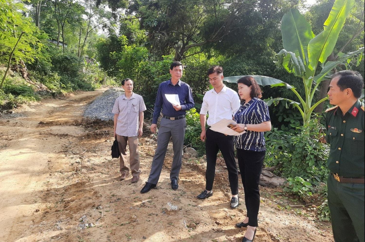Ban Pháp chế HĐND tỉnh Điện Biên giám sát đầu tư công tại huyện Điện Biên - ẢNH A. NGUYÊN